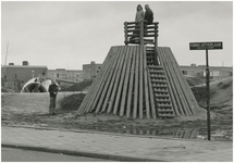 194585 Het spelen op een klimrek in speelweide 'De Womb' aan de Koning Arthurlaan, 1972