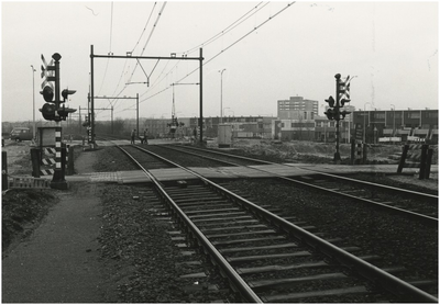 194839 Spoorwegovergang Doornakkersweg, 1977