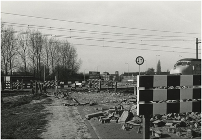 194846 Spoorwegovergang Oude Doornakkersweg richting Generaal Cronjestraat., 1977