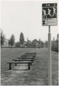 195332 Serie van 4 foto's betreffende: trimbaan Jacob Reviuslaan - Boutenslaan. Onderdeel 2: hekjes-springen, 27-08-1973
