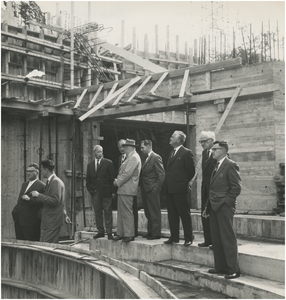195410 Bezoek leden gemeentebestuur, bouwwerkzaamheden stadsschouwburg.1. Wethouder van Eupen, 11-1963