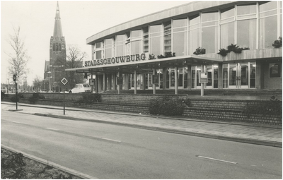 195421 Stadsschouwburg, op de achtergrond de Sint Joriskerk, 1970