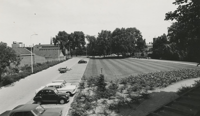 195716 Parkeerplaats; Burgemeester Verdijklaan. rechts torentje van het van Abbemuseum, links de torenspits van de ...