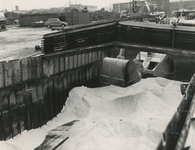 195723 Hijskraanschep op het punt van zout scheppen uit container, 1979