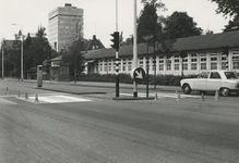 195775 Het aanbrengen van strepen voor het zebrapad, pand van de School voor Hoger Beroepsonderwijs, 16-07-1971
