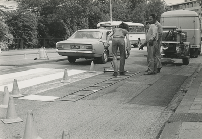 195776 Het aanbrengen van strepen voor het zebrapad door drie mannen, 16-07-1971
