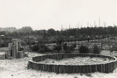 195859 Zandbak en klimpalen voor de volkstuin , 1977