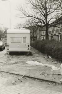 195977 Bouw-afval, geparkeerde caravan, 1978