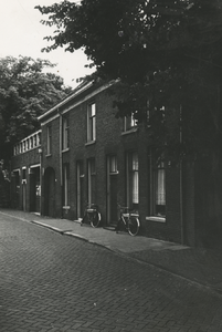 195978 Twee fietsen tegen de huizen geparkeerd in de Bergstraat, 1975