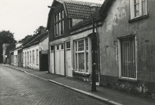 195979 Huizenrij in de Bergstraat, lantaarnpaal, 1975