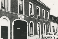 195980 Huizenrij in de Bergstraat, naambord van W. van der Schoot Eindhoven - Hang en Sluitwerk, 1975