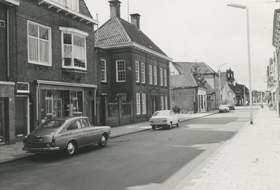 195981 Huizenrij op de Kleine Berg ter hoogte van nummer 75, 1975