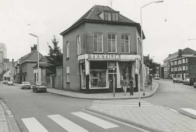 195982 Pand van Textilia op de splitsing; links Kleine Berg, rechts Grote Berg, 1975