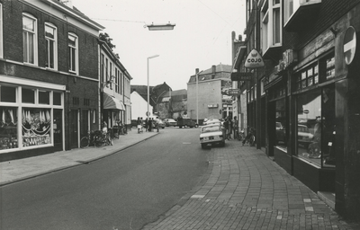 195983 Kleine Berg, links winkel Smitje fournituren op nummer 13, linksachter ingang Bergstraat, 1975