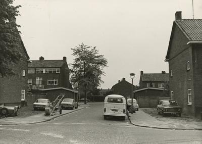 195986 Geparkeerde auto's, aanhangwagen en bouwmaterialen in een willekeurige straat, 06-1976