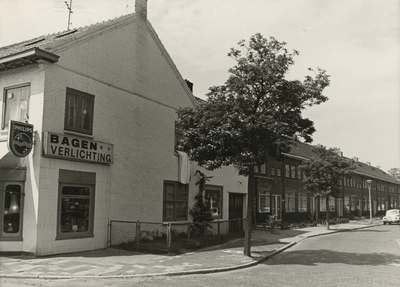 195988 Heggenroosstraat, links zijaanzicht van Bagen Verlichting, Winkelstraat 2, 06-1976