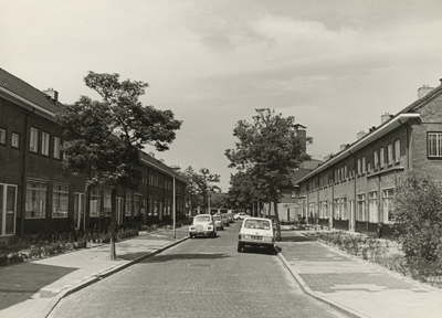 195990 Geparkeerde auto's, rechts-achter de toren zichtbaar van de Opstandingskerk (Ned. Hervormd) op het ...
