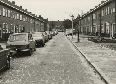 195996 Geparkeerde auto's in een willekeurige straat, 06-1976