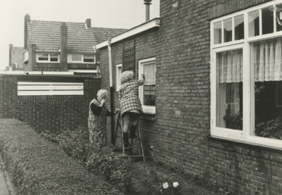195998 Ramen wassen; twee vrouwen, een op een trap, straat niet bekend, 1979