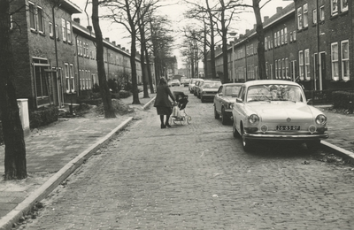 196003 Vrouw met kinderwagen, auto's, straat niet bekend., 1979