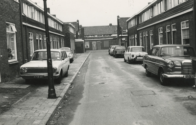 196016 Verlaten straat, geparkeerde auto's, straat niet bekend, 1979