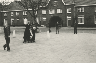 196019 Spelende kinderen op het plein aan de Varenstraat, 1979