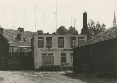 196022 Pand van H. van Schayk - Verhuizingen, rechts het torentje zichtbaar van de St. Gerardus - kerk, 1979