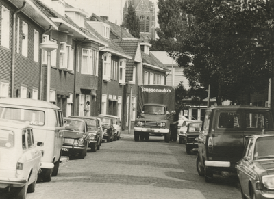 196026 Vrachtwagen met opschrift Janssenauto's op de Biesterweg, op de achtergrond de St. Joriskerk, 1979