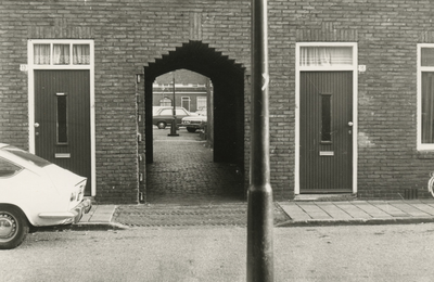 196032 Gangetje tussen de woonhuizen aan de ?, met zicht op geparkeerde auto's aan de ?, 1979