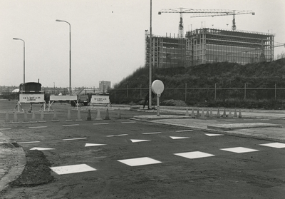 198754 Wegwerkzaamheden aan de Michelangelolaan gezien vanaf de Veldmaarschalk Montgomerylaan, bouw van het Catharina ...
