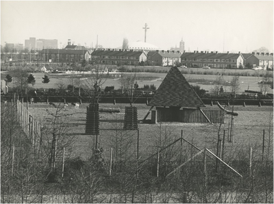 251616 Philips van Lenneppark, met hertenkamp. Op de achtergrond het Evoluon en de St. Trudo kerk aan de ...