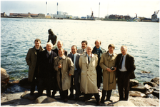 252829 Groepsfoto, Kopenhagen, op de achtergrond bronzen beeld van de Kleine Zeemeermin. 3. Burgemeester Bosman; 10. ...