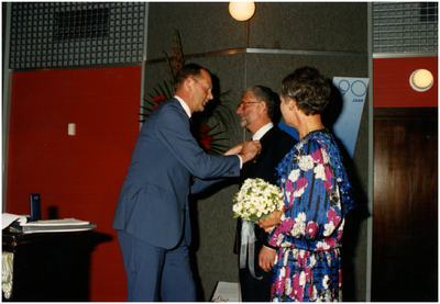 252900 Burgemeester Bosman speld dhr. ? decoratie op, 08-05-1987