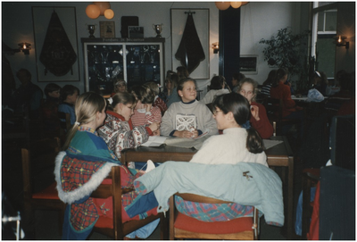 270283 Kinderen van de basisscholen in afwachting van de opening, 09-11-1994
