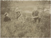 270305 Natuuromgeving: vijf jongens zittend in het gras bij een ven. 1. Ed Stumpers; 2. C. van de Heuvel; 3. Math ...