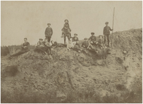 270306 Natuuromgeving: groep van 13 jongens poserend op de zogenaamde kogelvanger/schietberg. 1. H. Roland; 2. Louis ...