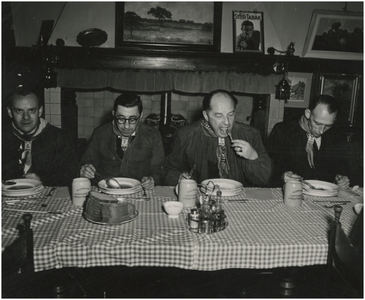  Serie van 4 foto's ter gelegenheid bezoek Zwitserse gasten bij Philips aan Heeze, 24-11-1950