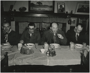  Serie van 4 foto's ter gelegenheid bezoek Zwitserse gasten bij Philips aan Heeze, 24-11-1950