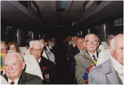 270323 Britse oud strijders in de bus, 1994