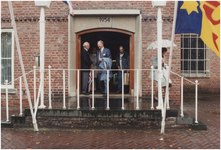 270325 Begroeting burgemeester Bosman en oud gemeentesecretaris F. Knaapen. 1. F. Knaapen; 2. Henk Bosman; 3. L. ...