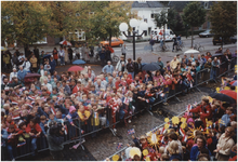 270339 Panorama van de erehaag gevormd door schoolkinderen voor de oud strijders, Jan Deckersstraat: gezien vanaf de ...