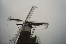 270346 Bergkorenmolen St. Victor getooid met de Nederlandse en Brabantse vlag, in de top de Britse, Leenderweg, 1994