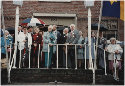 270353 Bordes gemeentehuis, oud strijders en gasten. 1. Gisela Bosman-Rick; 2. Henk Bosman, burgemeester, 1994