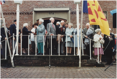 270357 Bordes gemeentehuis, oud strijders en gasten, 1994