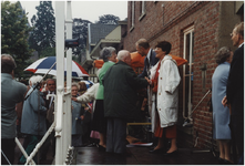 270358 Bordes gemeentehuis, burgemeester Bosman en zijn echtgenote ontvangen de oud strijders en gasten, 1994