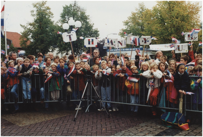 270359 Jan Deckersstraat, kinderen vormen erehaag, borden die 'THANK YOU' laten zien ter ere van de oud strijders, 1994