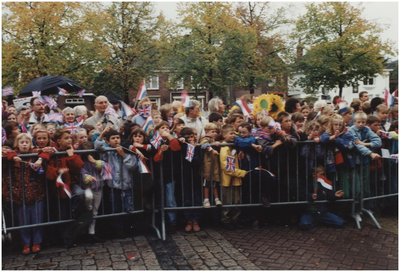 270360 Jan Deckersstraat, erehaag gevormd door schoolkinderen voor de oud strijders. 1. Paul Weemering, oud ...