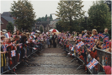 270361 Jan Deckersstraat, erehaag gevormd door schoolkinderen voor de oud strijders, 1994