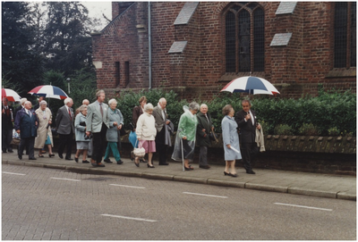 270363 Gemeentesecretaris G. van de Paal begeleidt het gezelschap van gemeenschapshuis naar gemeentehuis, 1994