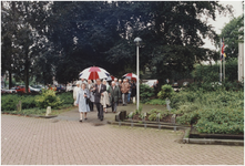 270364 Gemeentesecretaris G. van de Paal begeleidt het gezelschap van gemeenschapshuis naar gemeentehuis, 1994